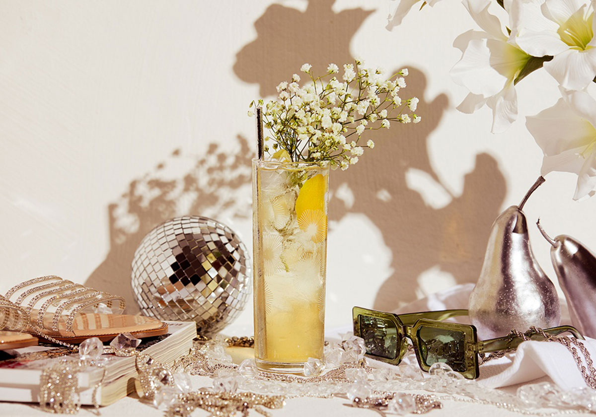 Cocktailglas med drink och fläderdekoration