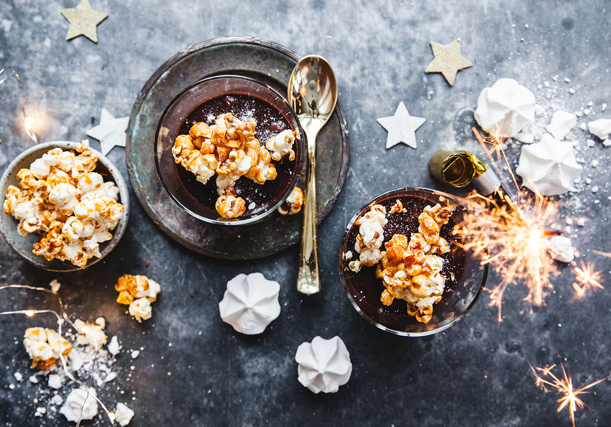 Chokladkräm med päronlikör och karamelliserade popcorn