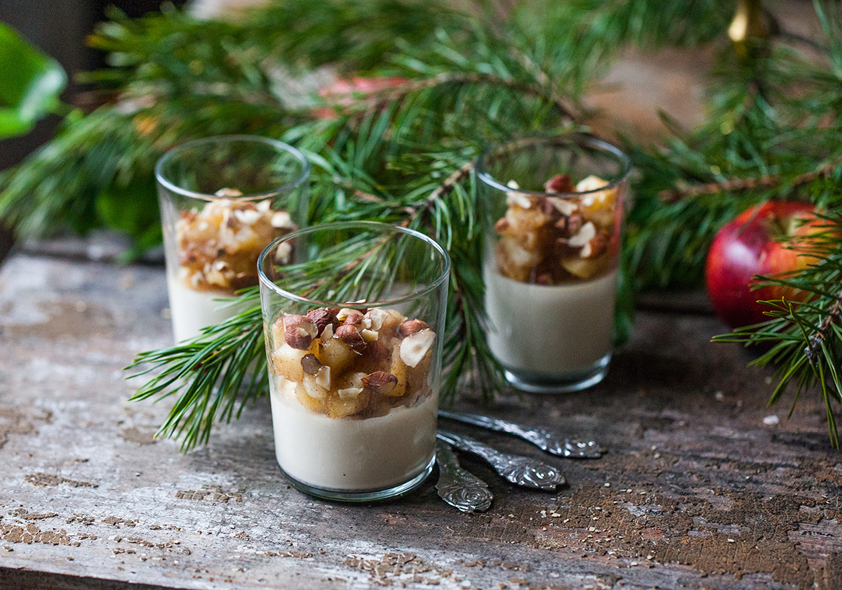 Pannacotta med calvadosfrukt och hasselnötter