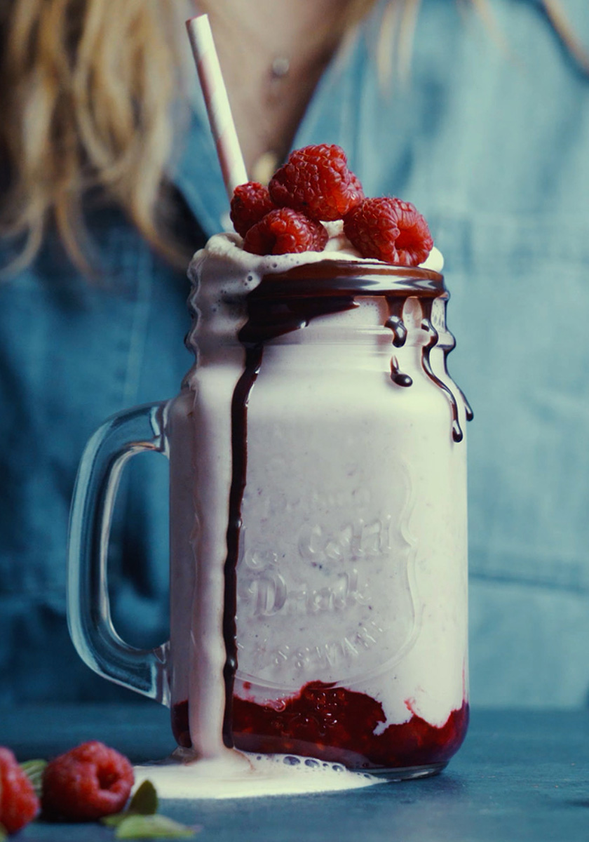 Amarula Raspberry Milkshake med människa bakom