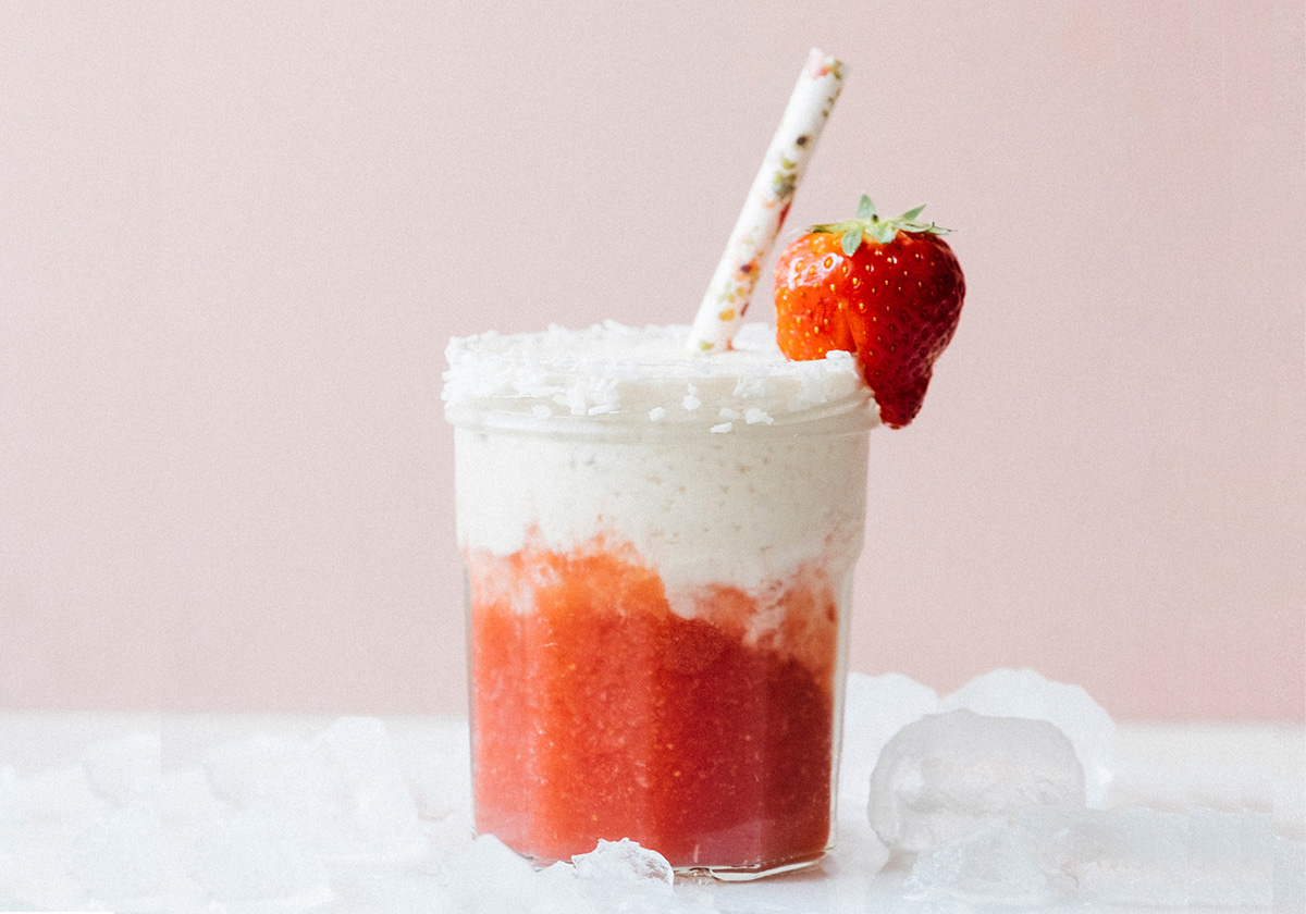 Amarula Strawberry Daiquiri mot rosa vägg