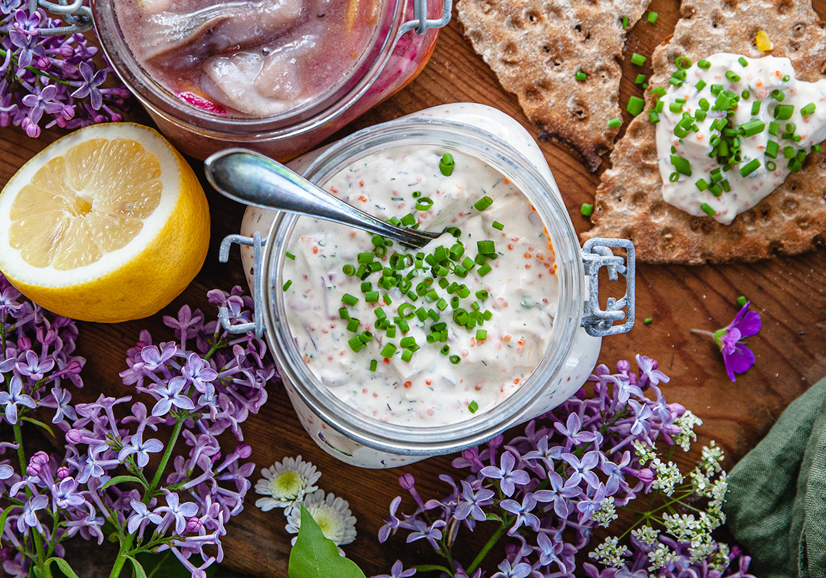 Vegansk skärgårdssill på bord med syréner