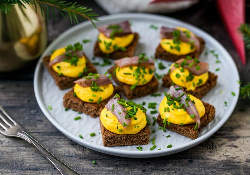 Snittar med matjessill och saffrans creme fraîche