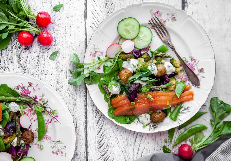 Rökt lax och grillade primörer med dill- och löjromscrème