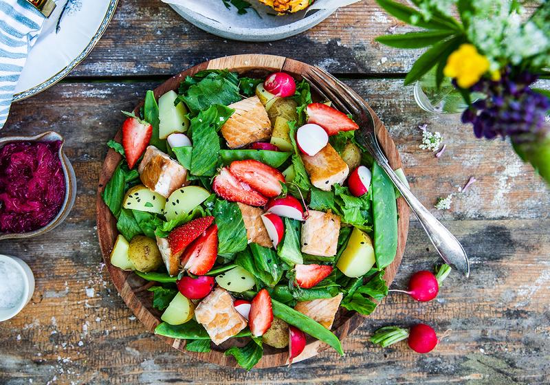 Ljummen laxsallad med sesam och rödlöksvinägrett