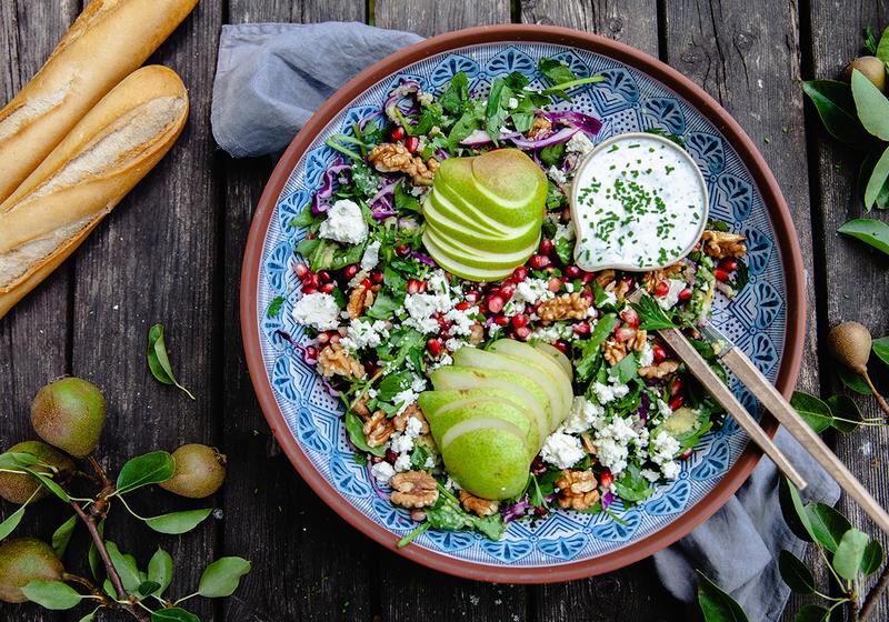 Sallad med päron ost och rostade valnötter