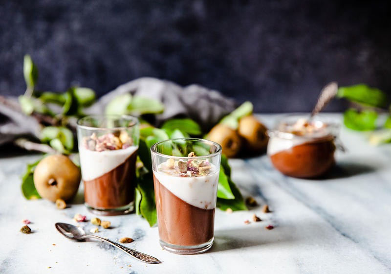 Vegansk pannacotta med smak av päron kokos och choklad