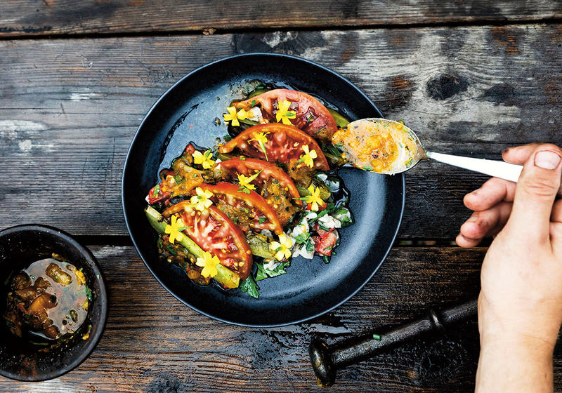 Ceviche på gös råa tomater och salsa på grillade tomater