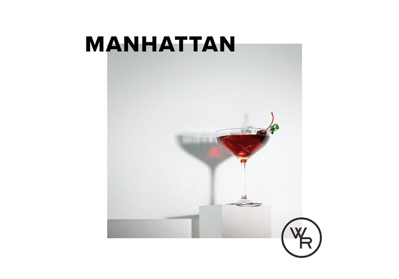 Drinken Manhattan mot vit bakgrund