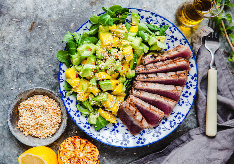 Grillad tonfisk med avokado- och mangosalsa