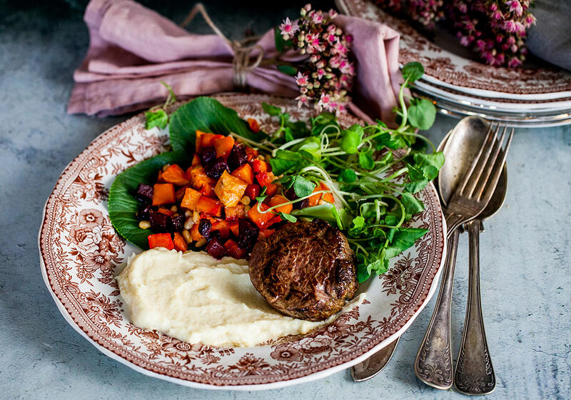 Parmesanrostade rotfrukter palsternackspuré och kalvfilé