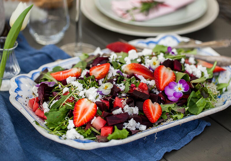 Vårsallad med groddar rödbetor och fetaost