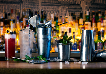 Cocktails i bar