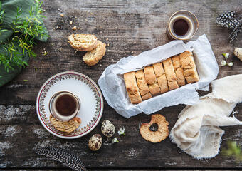 Matbord dukat med kaffe och form med biscotti 